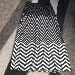 😎 Black and White Chevron Maxi Skirt